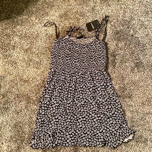 i’m selling a super cute dress with flowers that’s a size small and is black